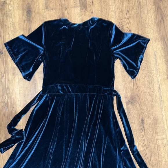 L&B Teal Spandex Blend Fabric - Picture 5 of 6